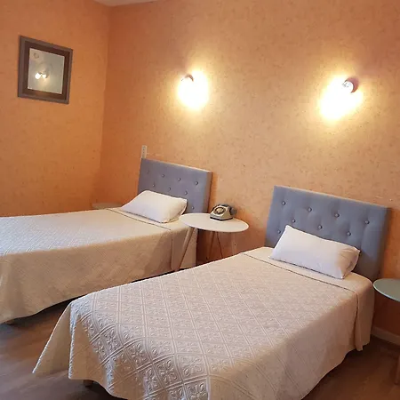 Отель Du Commerce Roumazieres