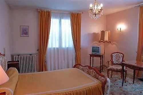 Du Commerce Отель Roumazieres